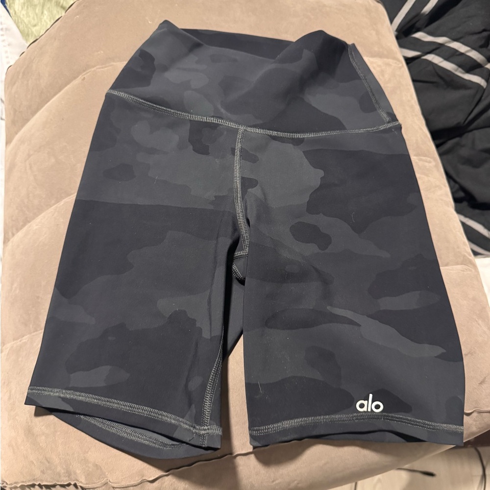 ALO Yoga Women's Dark Camo Bike Shorts XS